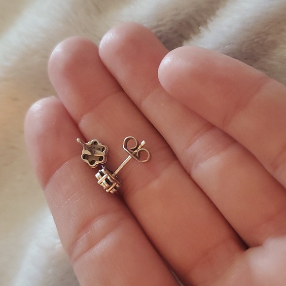 Real diamond flower cluster earrings - Picture 3 of 4